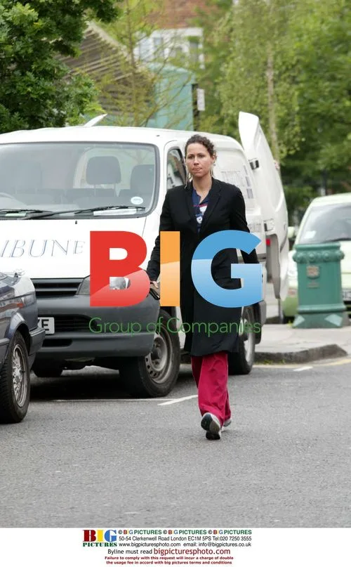 Minnie Driver Shopping in Notting Hill