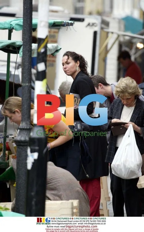 Minnie Driver Shopping in Notting Hill