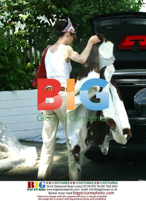 Lara Flynn Boyle Goes Shopping in Bel-Air