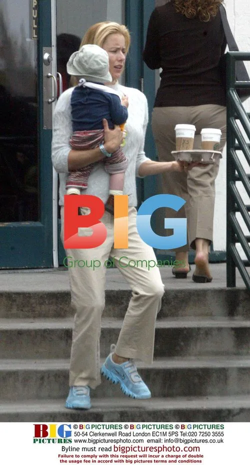Téa Leoni and Children at Malibu Coffee Shop