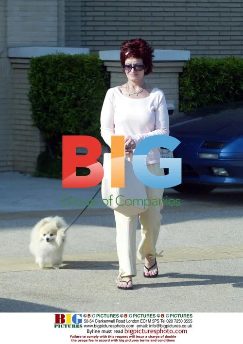 Sharon Osborne Shopping with Dog