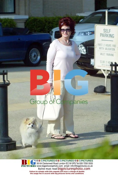 Sharon Osborne Shopping with Dog