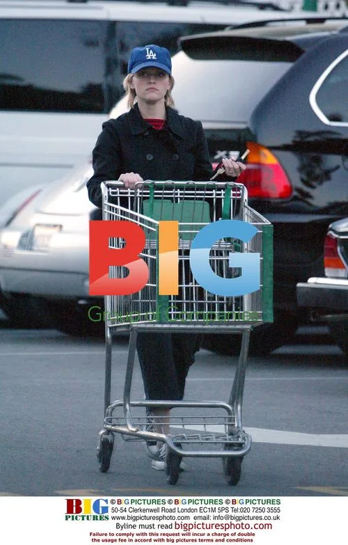 Reese Witherspoon Carrying Groceries