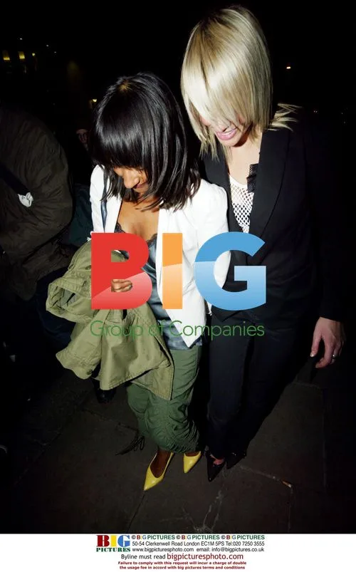 Noel Gallagher\'s Girlfriend Leaving Nightclub