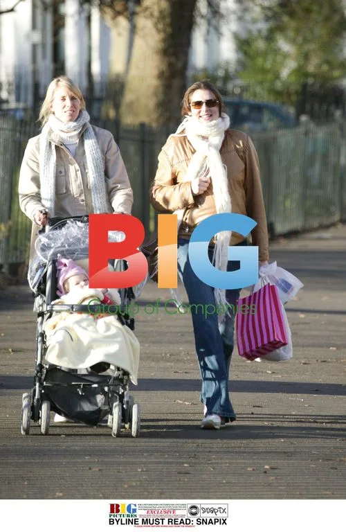 Pregnant Jules Oliver shopping with family