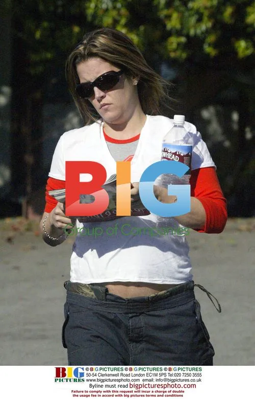 Lisa Marie Presley Leaving Clinic
