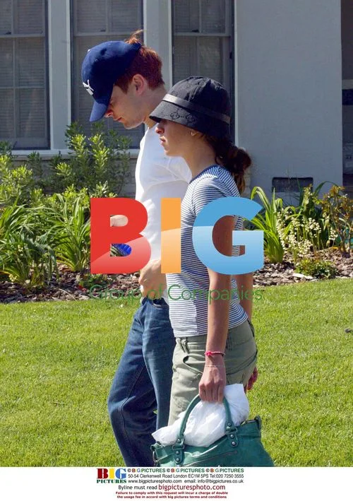 Tobey Maguire Avoiding Paparazzi