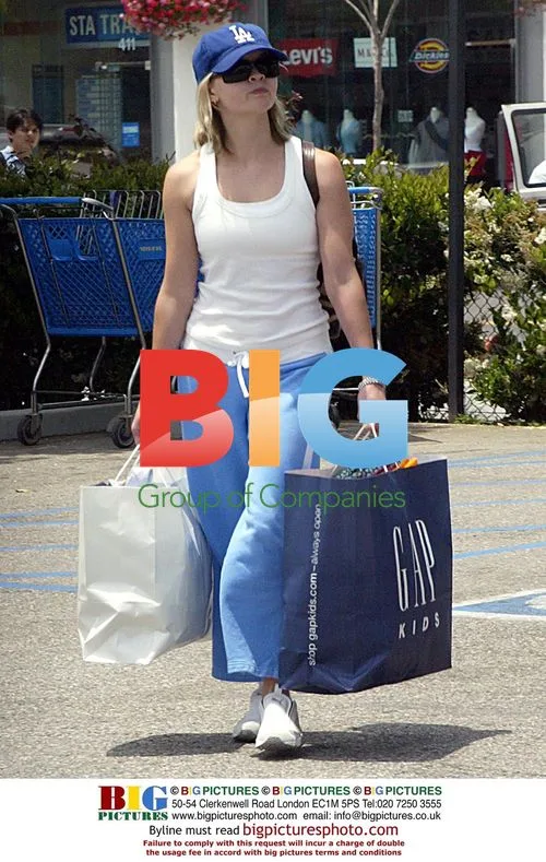 Reese Witherspoon goes shopping in Hollywood