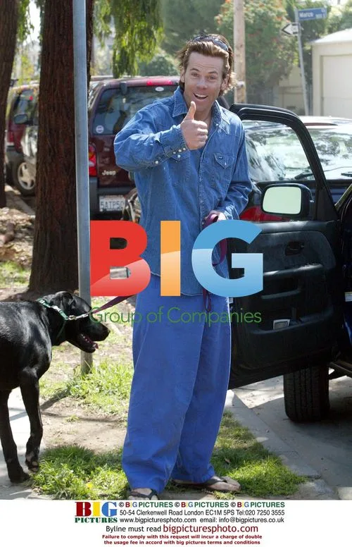 Julia Roberts and Danny Moder walk dog