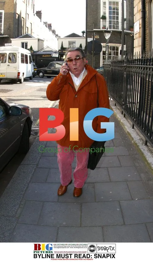 TV Comedian Ronnie Corbett on Mobile