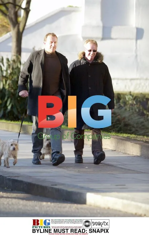 Les Dennis walks dogs after split