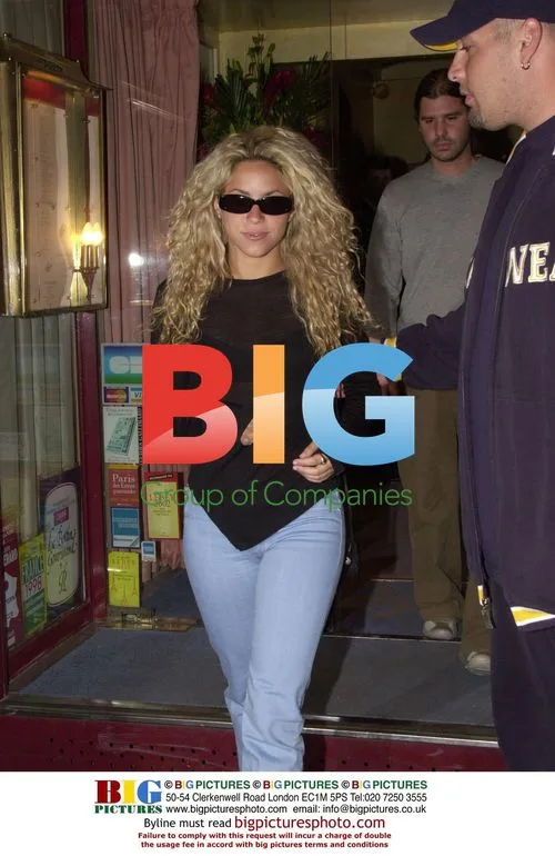 Shakira Seen Dining in Paris