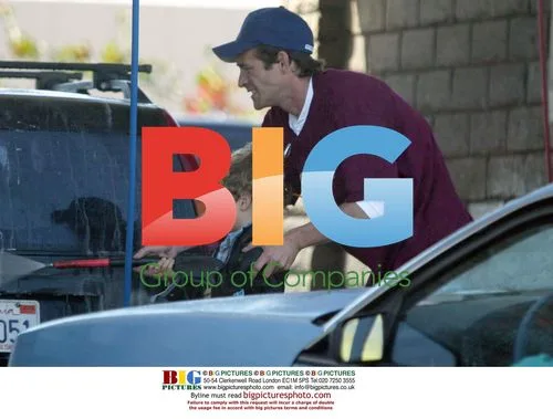 Luke Perry washes car with son