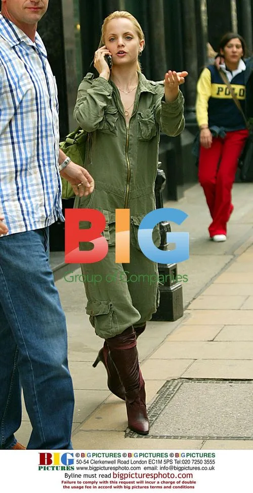 Mena Suvari Shopping in London