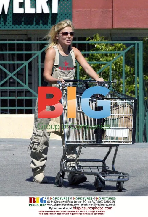 Geri Halliwell shopping in West Hollywood