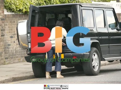 Sharleen Spiteri Unloading Car