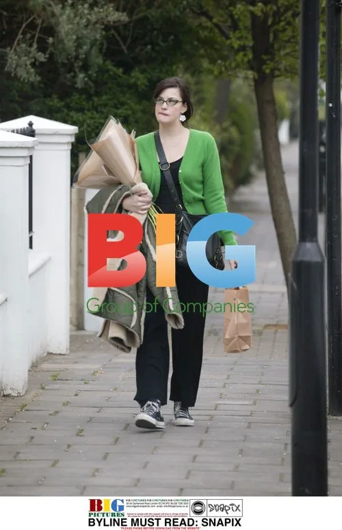 Liv Tyler shops in London