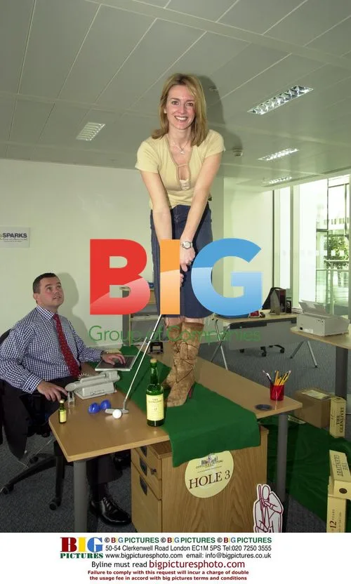 Gabby Logan Glenlevit Putting Challenge 2003
