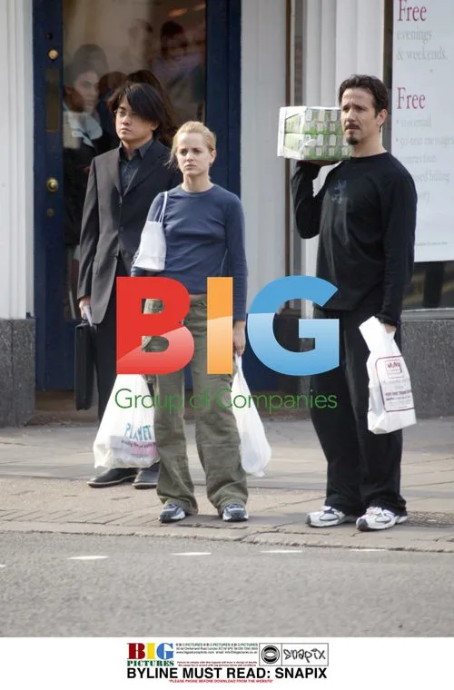Mena Suvari Shopping in London