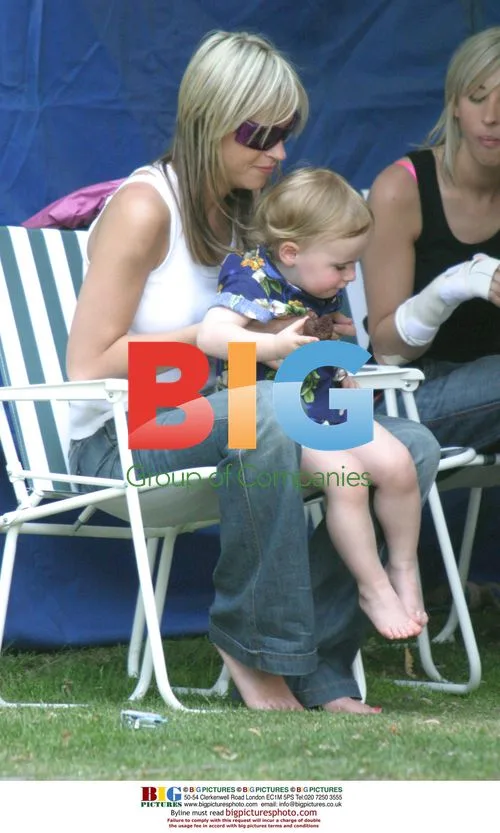 Nicole Appleton with son on video set