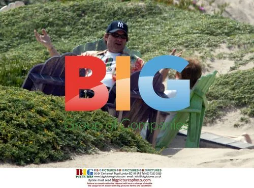 Kurt Russell Strolls on Maiblu Beach