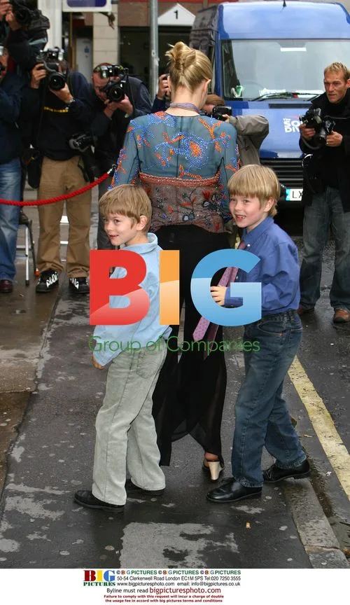 Lady Helen Taylor and Kids at Gallery Opening