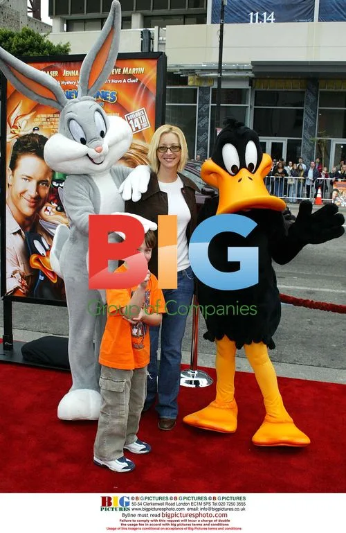 Lisa Kudrow with Looney Tunes characters