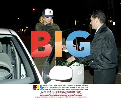 Bradd Pitt Leaving Restaurant