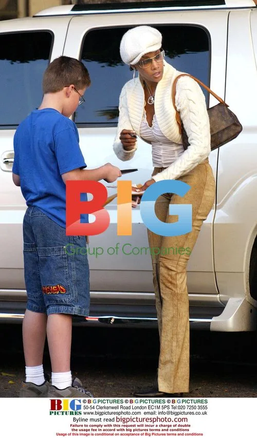 Vivica A. Fox Signing Autographs