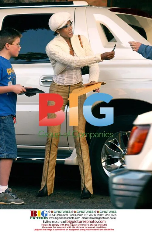 Vivica A. Fox Signing Autographs