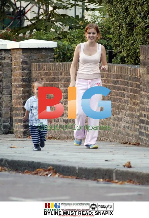 Isla Fisher and Sasha Baron Cohen in Park