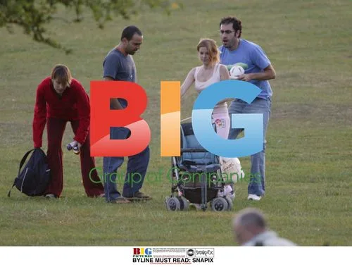 Isla Fisher, Sasha Baron Cohen, Kimberley Joseph at Park