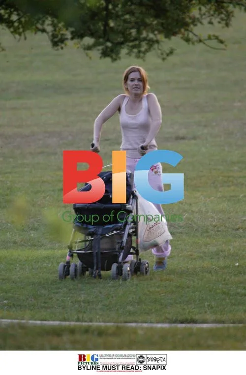 Isla Fisher and Sasha Baron Cohen in the Park