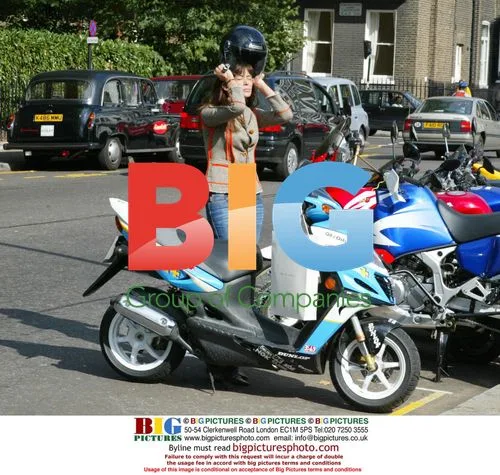 Model Lisa B out shopping in Knightsbridge
