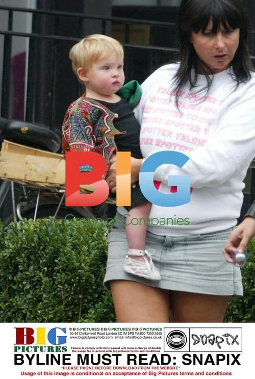 Kate Moss and Daughter Shop with Friends