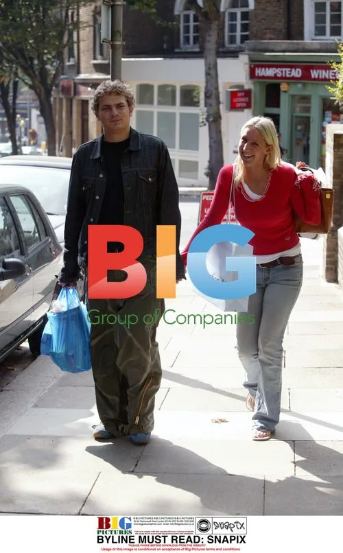 Toploader's Joe Washbourne Shopping with Girlfriend