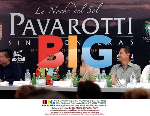 Luciano Pavarotti at Press Conference in Mexico