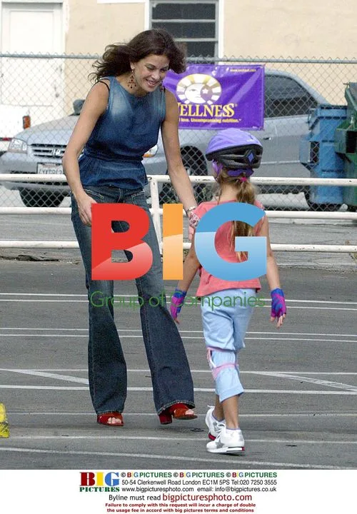 Teri Hatcher Teaching Daughter Bike Riding