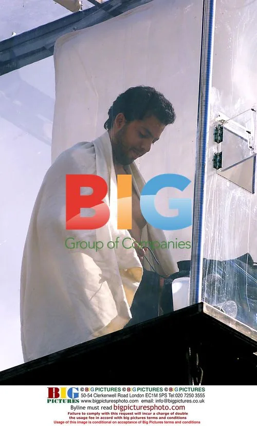 David Blaine in box during 'Above the Below' stunt