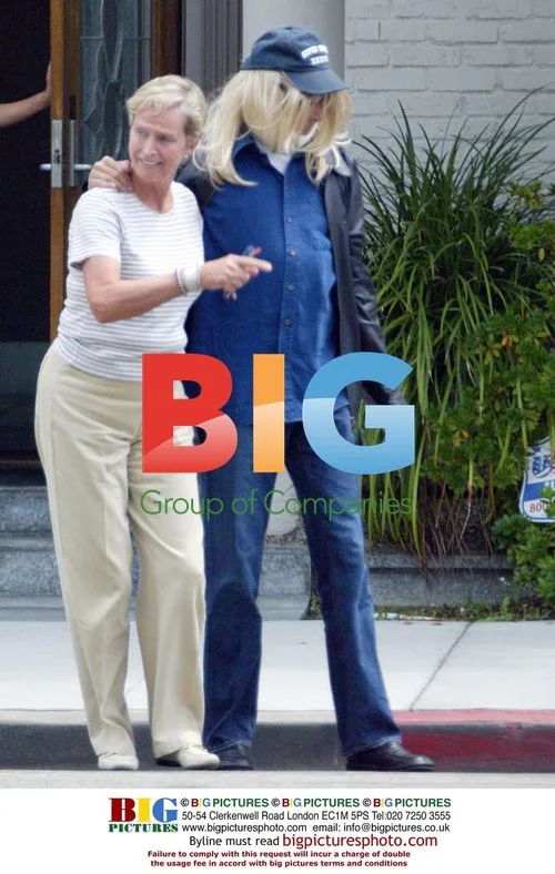 Barry Manilow Leaves Plastic Surgeon's Office