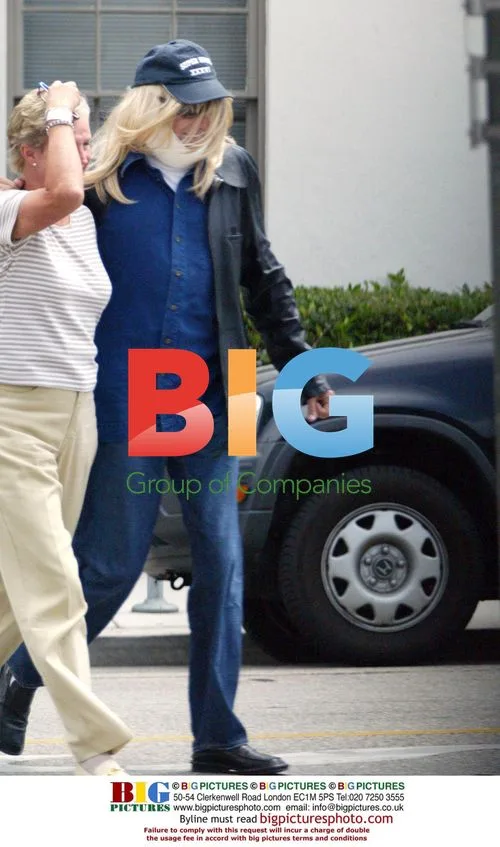 Barry Manilow Leaves Plastic Surgeon