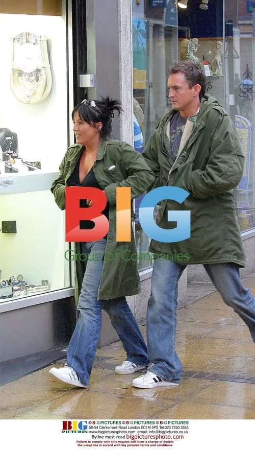 Jessie Wallace and fiance shop for engagement ring