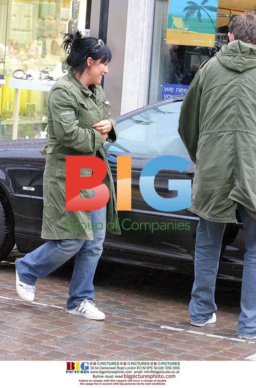 Jessie Wallace and fiance at jewelry shop