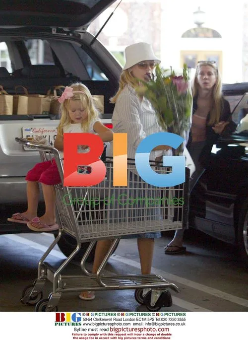 Reese Witherspoon and Ava Shopping