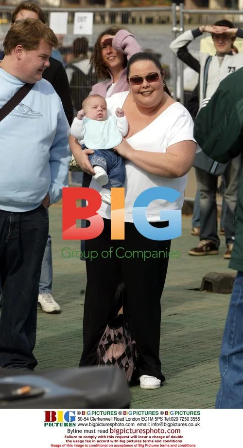 Lisa Riley Watches David Blaine's Stunt