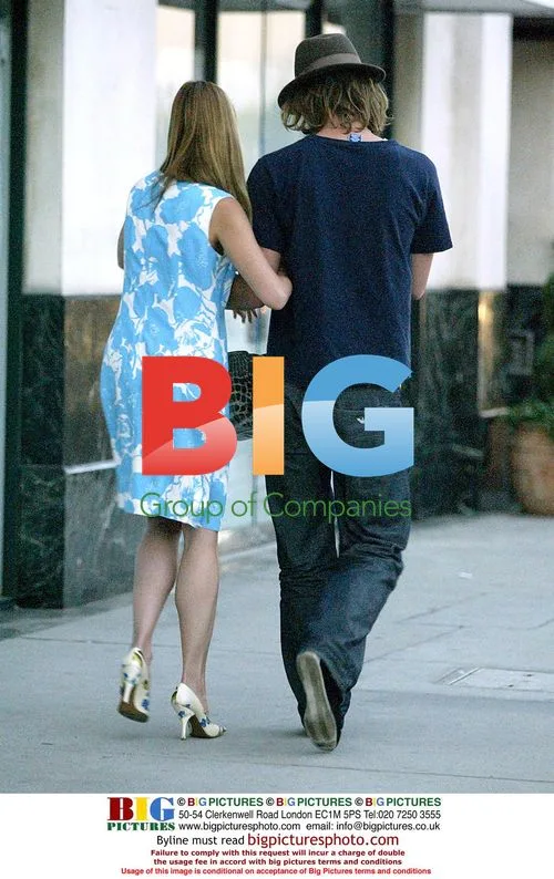 Mira Sorvino shopping with boyfriend