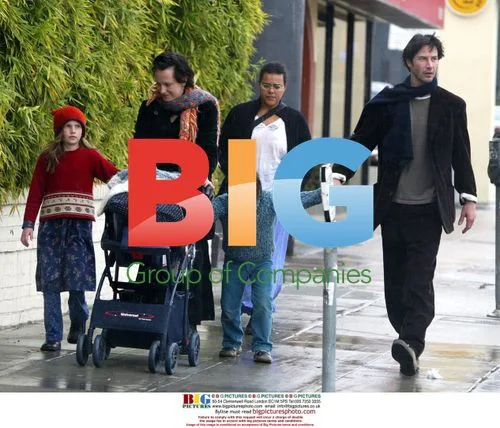 Keanu Reeves helps niece on rainy day