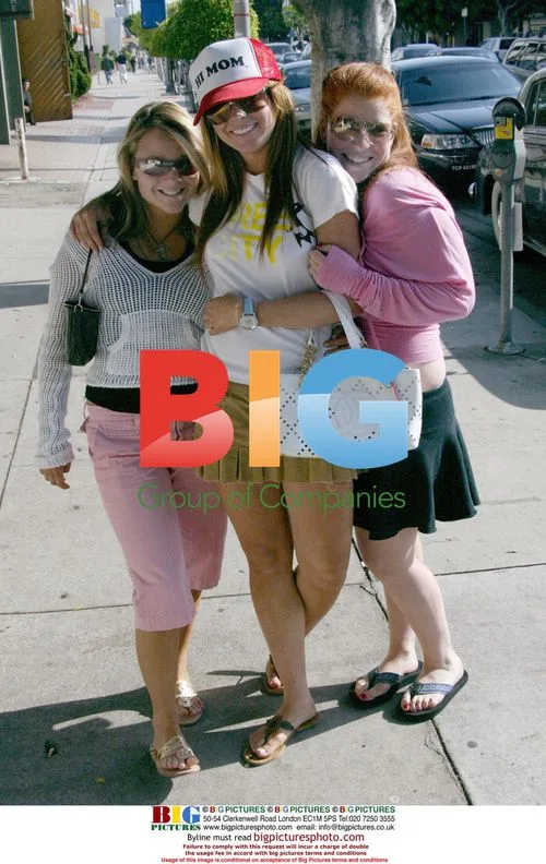 Lindsay Lohan Shopping with Friends