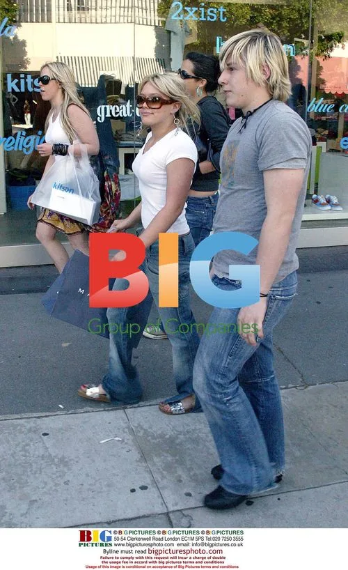 Hillary Duff Shopping with Friends