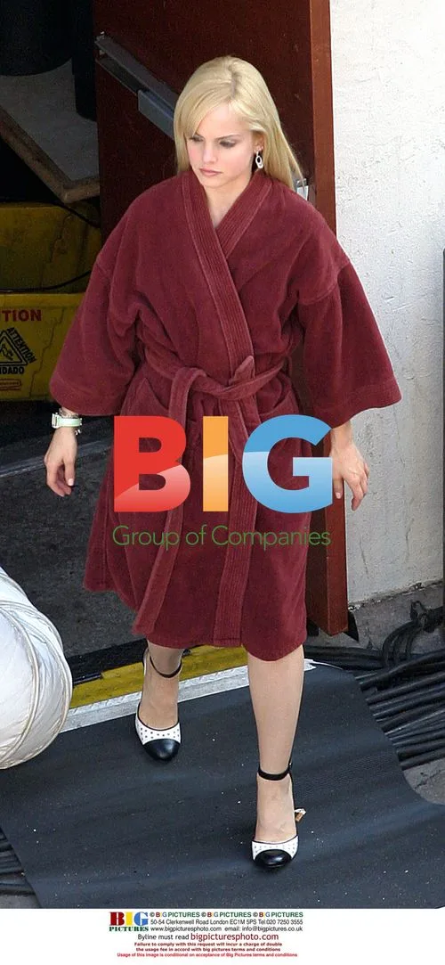 Mena Suvari on set of 'Beauty Shop'